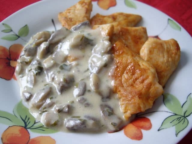 Piept de pui cu sos de ciuperci