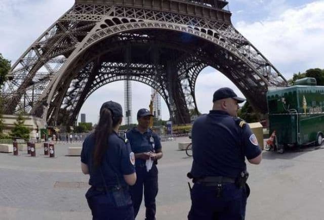 33 de români au fost arestați la Paris pentru organizarea unor jocuri de noroc ilegale