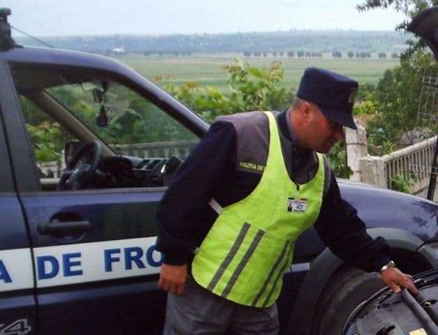 VW Passat cu numere expirate depistat la Oroftiana