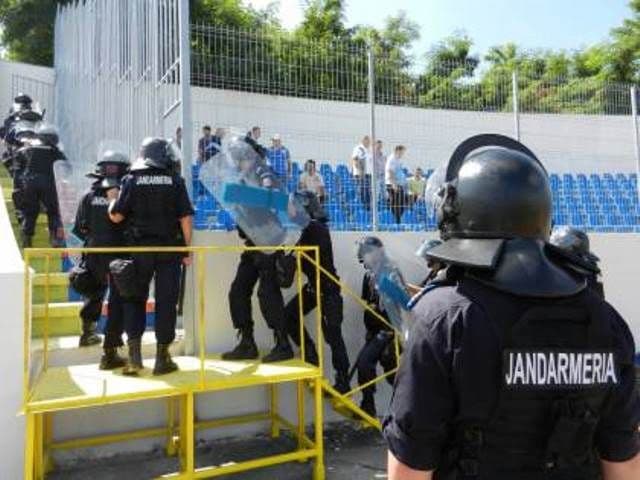 Tânăr sancționat de jandarmi pentru că a încercat să intre beat pe stadion