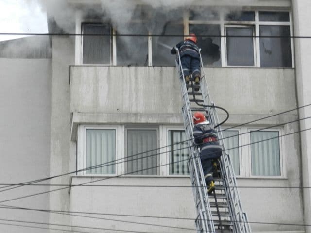 Apartament distrus de un incendiu generat de o lumânare lăsată aprinsă lângă materiale combustibile