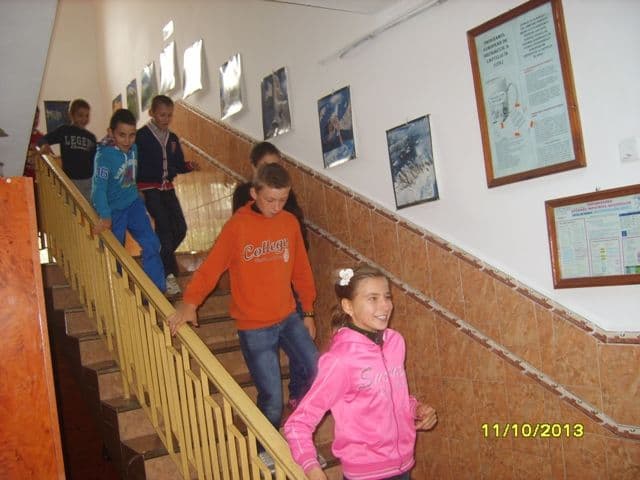 Exercițiu de evacuare ȋn caz de incendiu la Şcoala Gimnazială „Dimitrie Pompeiu” Broscăuți
