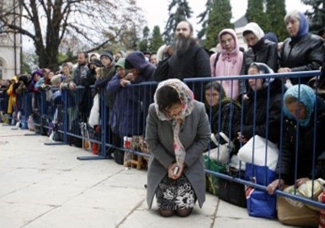 Peste 40.000 de pelerini la Catedrala Mitropolitană din Iaşi, pentru a se închina la moaştele Sfintei Parascheva