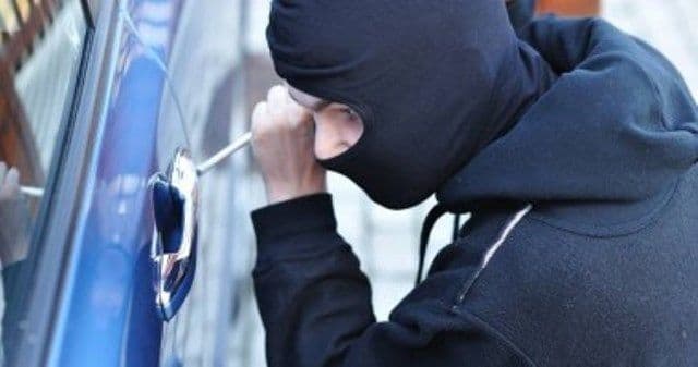 Tineri cercetaţi pentru furt calificat, după ce au sustras carburant din mai multe autoturisme din Dorohoi