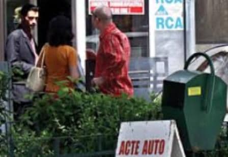 Aveţi grijă cine vă face RCA. Zeci de persoane au fost păcălite. Poliţia este pe urmele infractorilor