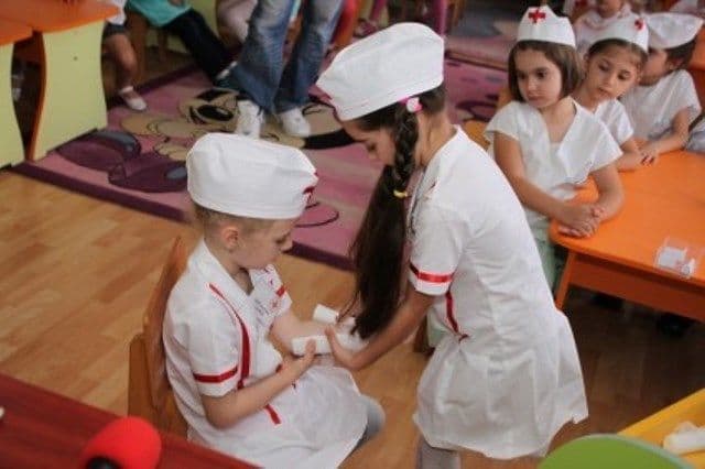 Educaţia sanitară trebuie inclusă în programa şcolară obligatorie