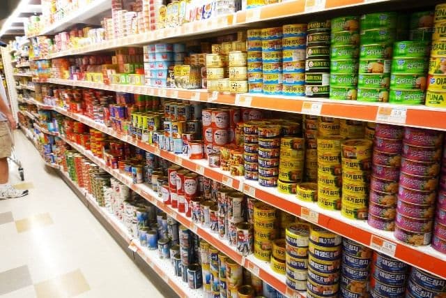 Vai şi amar de conservele din comerţ. Inspectorii OPC au găsit o grămadă de nereguli