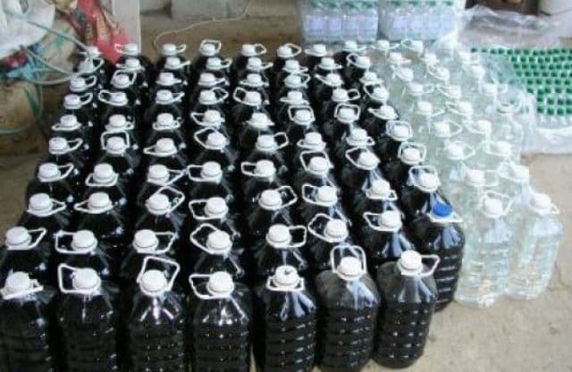 Otrava din alcoolul contrafăcut, afacere de succes pentru contrabandişti