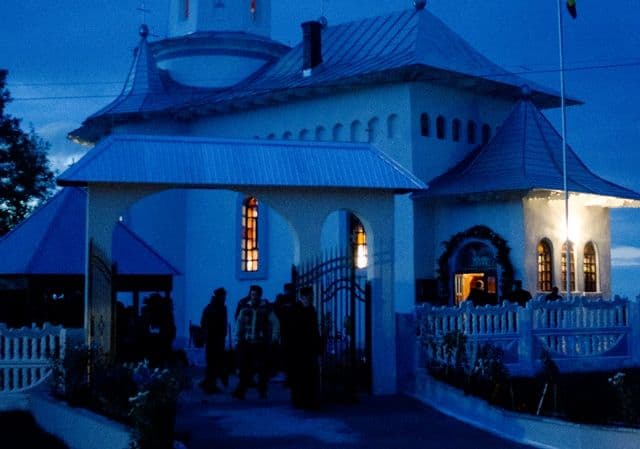 P.S. Calinic Botoșăneanul a sfințit Biserica din Smârdan. Credincioşii se pot închina prin Sfântul Altar până duminică!