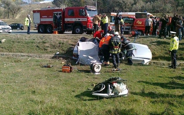 Tânăr încarcerat după ce s-a izbit cu maşina de un stâlp. Șoferul avea permisul de cinci zile