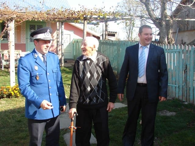 „Războinic” de 102 ani felicitat de subprefectul Sebastian Tocariu