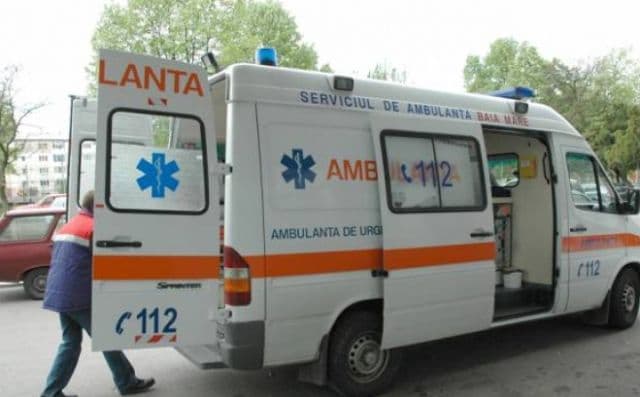 Două eleve luate cu ambulanţa după ce au ţinut cură de slăbire ca să poată participa la Miss Boboc