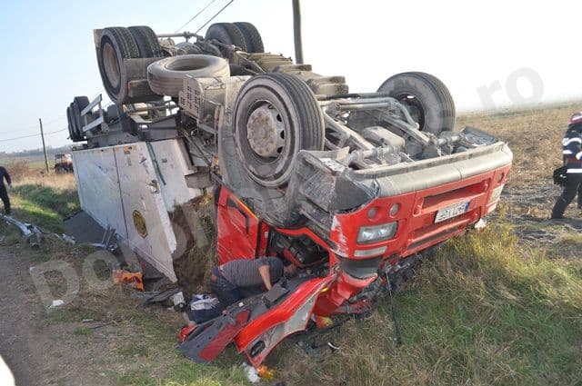 Șofer încarcerat după ce un autotren plin cu cereale s-a răsturnat în localitatea Carasa – VIDEO/FOTO