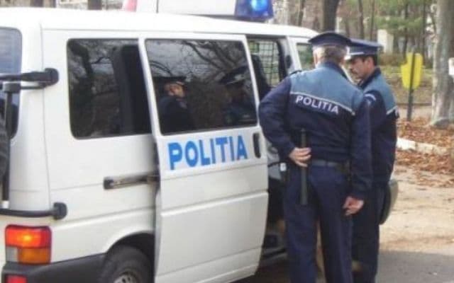 Tineri suspecţi de comiterea unor infracţiuni de furt, identificaţi de poliţiştii botoșăneni