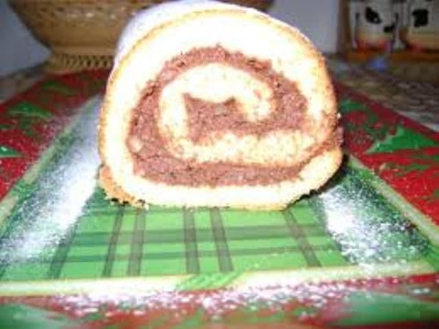 Ruladă cu cremă de nucă