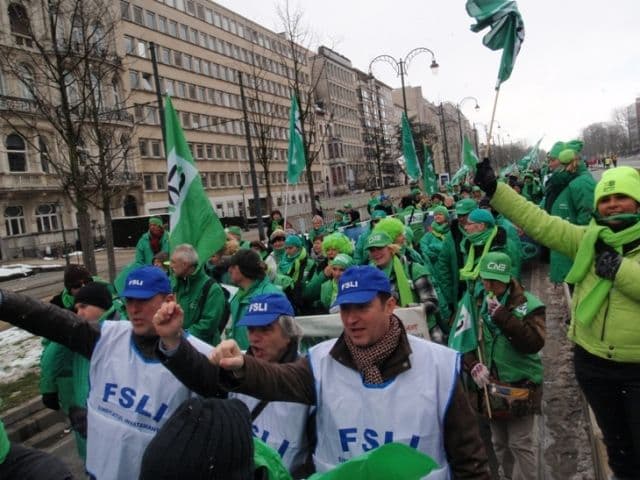 Debutant în învățământ, plătit ca omul de serviciu. Profesorii au ieșit în stradă pentru a cere salarii mai mari și dotări mai bune în școli