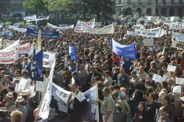 Cadre didactice botoșănene din LSI vor participa la mitingul de protest de la București