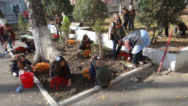 Ziua verde a Eco-Școlii Spiru Haret Dorohoi - FOTO