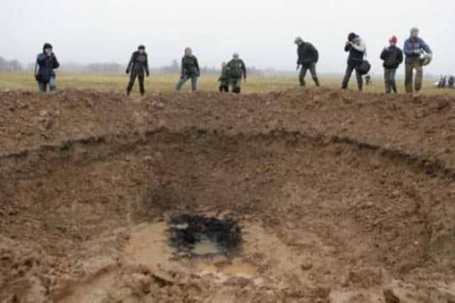 Meteorit căzut într-o localitate din Bihor. Locuitorii sunt speriaţi şi cred că e semn rău