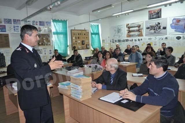 Pompierii instruiesc profesorii din județ: Pregătire desfășurată la Liceul „Regina Maria” Dorohoi – VIDEO/FOTO
