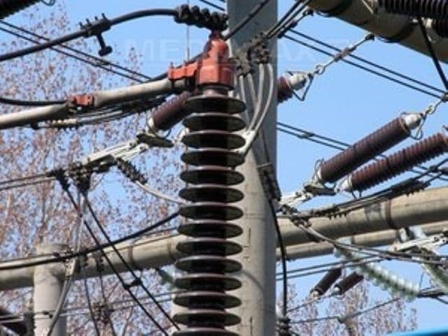 Atenție la taxa pe stâlp, scumpeşte curentul