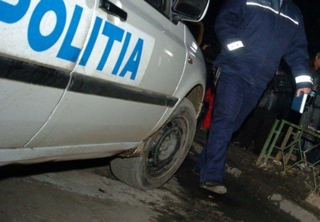 Accident pe strada George Enescu din Dorohoi. Un șofer băut a avariat o mașină parcată, după care a fugit de la locul accidentului