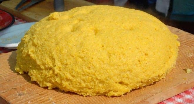 Mămăliga, alimentul complet: reglează glocoza și colesterolul, produce energie, dar nu îngrașă