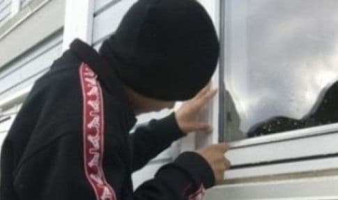 Minor depistat în flagrant, în timp ce încerca să sustragă bani şi bunuri din incinta unui service auto 