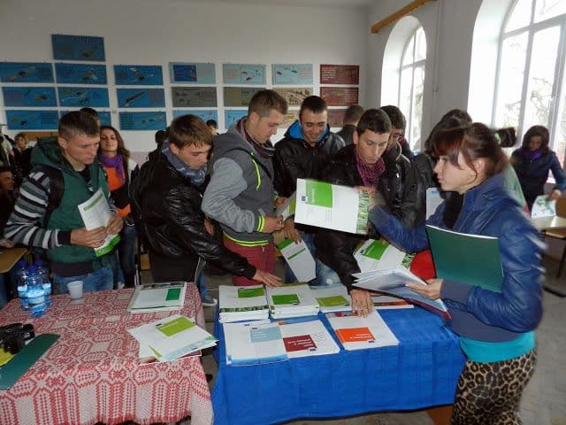 Elevi de la Liceul Alexandru Vlahuță Șendriceni au simulat un vot pentru alegerile europarlamentare