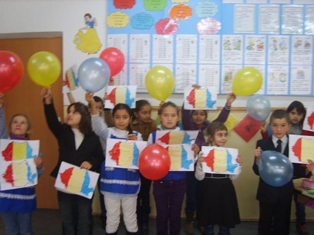 Omagierea zilei de 1 Decembrie de către elevii Şcolii Gimnaziale „Ştefan cel Mare” Dorohoi - FOTO