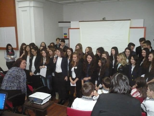 Colegiul Național „Grigore Ghica” urează „La mulţi ani, România!” - FOTO