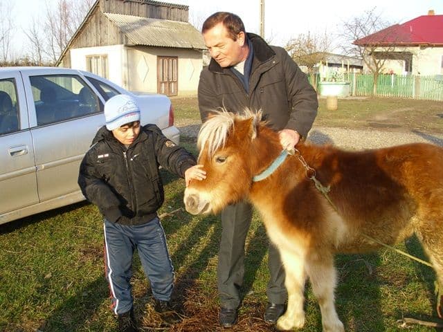 Cadou inedit de Sfântul Nicolae făcut de primarul Dorin Alexandrescu unui copil aflat în suferinţă