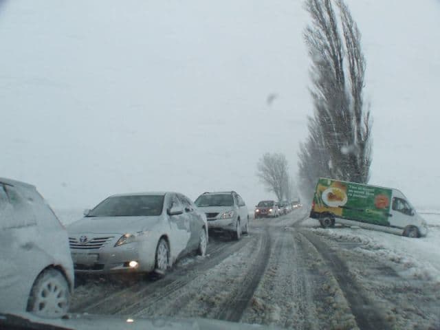Iarna face ravagii în România: Viscol, sute de turişti blocaţi şi trafic paralizat