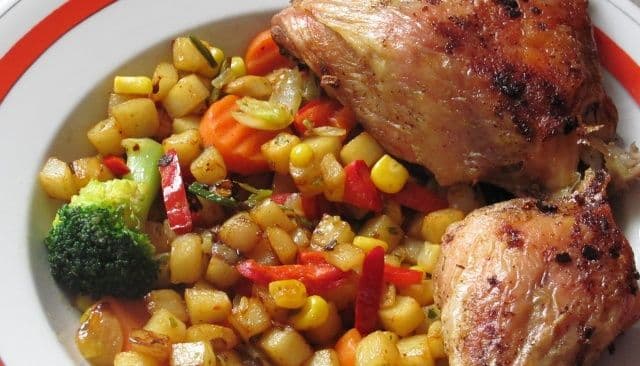 Pulpe de pui cu legume la cuptor