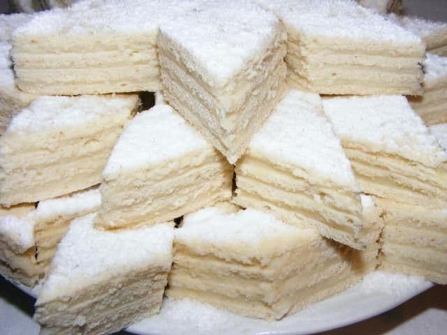 Prăjitură Albă ca Zăpada cu cremă de vanilie
