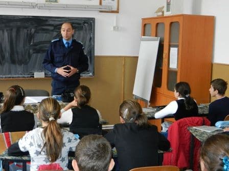 Activităţi de informare și dialog social desfășurate de jandarmi în instituţiile de învăţământ din Dorohoi