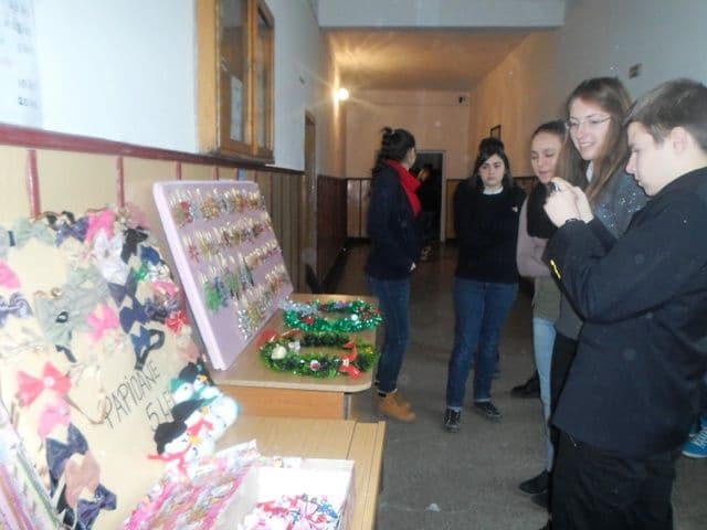 Activitate de voluntariat „Dăruiește un zâmbet, fii și tu Moș Crăciun” la Colegiului Național „Grigore Ghica” Dorohoi - FOTO