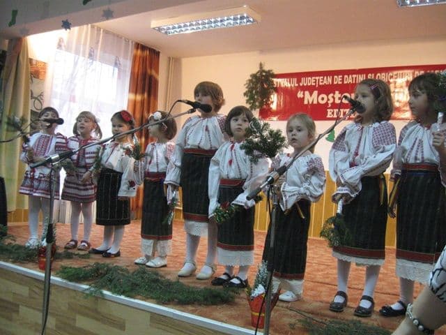 Festivalul – Concurs județean de datini și obiceiuri de iarnă „Moștenitorii” ediția a IX-a 2013 - FOTO