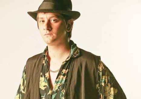 Povestea tristă prin care trece dorohoianul Octavian Strunilă. A rămas fără apartament şi şcoală de actorie