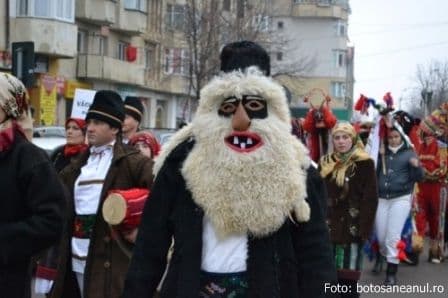 Paradă a formaţiilor de dansuri şi obiceiuri de iarnă la Botoșani – VIDEO/FOTO