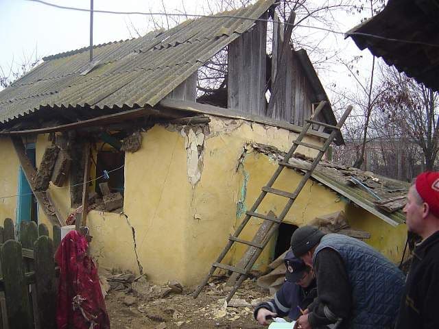 Doi bătrâni din Dorohoi au scăpat miraculos dintr-o explozie care le-a dărâmat casa