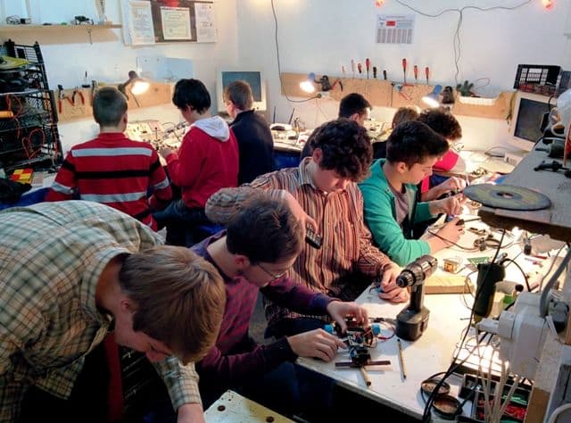 Atelier de Robotică organizat de Direcția Județeană pentru sport și tineret, în parteneriat cu Palatul Copiilor Botoșani - FOTO