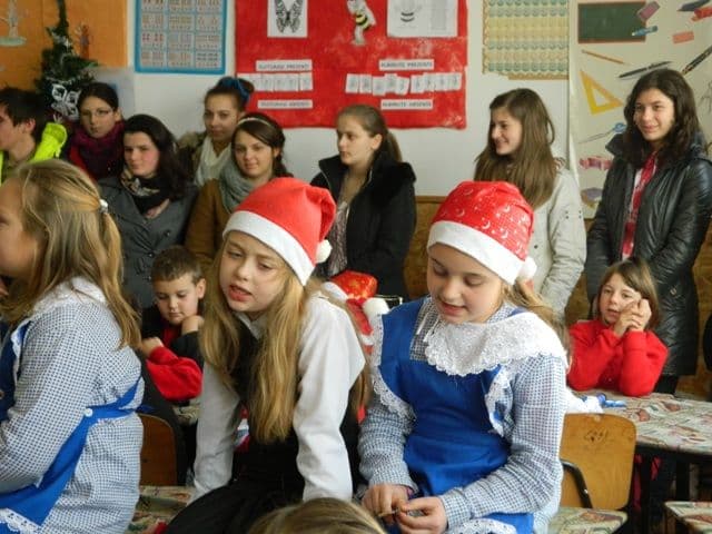 Elevii de la Liceul „Regina Maria” Dorohoi continuă tradiția campaniilor de Crăciun - FOTO