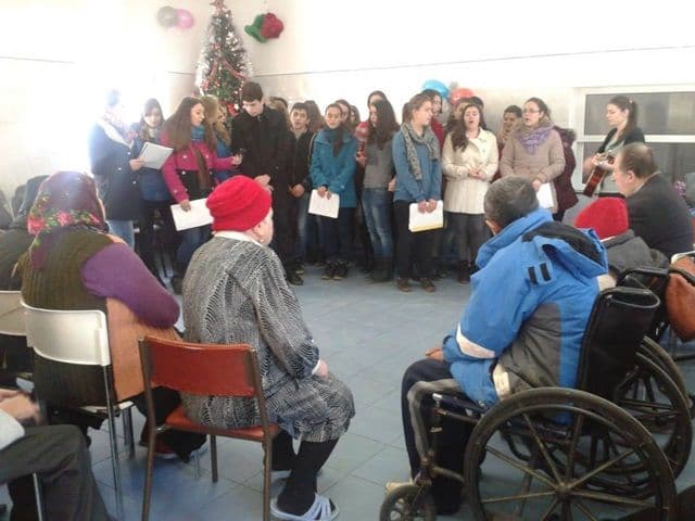Primim și dăruim cu aceeași dragoste: Cadouri oferite bătrânilor de un grup de copii de la Liceul „Regina Maria”