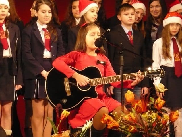 Liceul „Regina Maria” din Dorohoi, trăieşte magia Crăciunului - FOTO