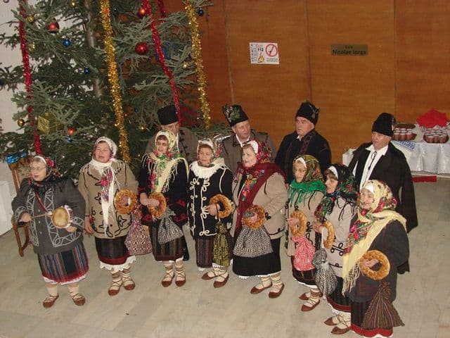 Puhoi de colindători  la Palatul Administrativ - FOTO
