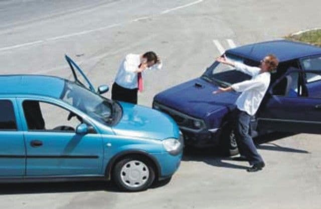 Ce să faci dacă maşina ţi-a fost lovită de un şofer care nu vrea să îţi dea asigurarea