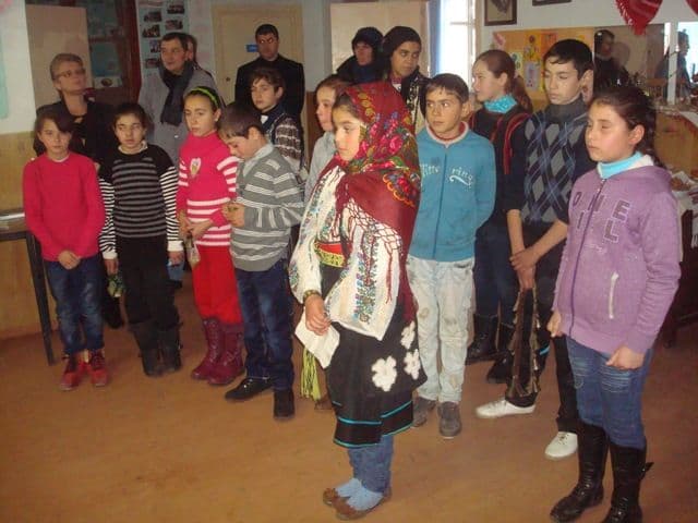 Program artistic pregătit de Elevii Şcolii Gimnaziale din Borzeşti cu ocazia Sărbătorilor de iarnă - FOTO