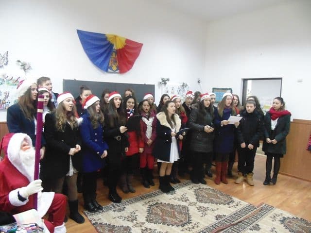 Colegiul Național „Grigore Ghica” Dorohoi: Final de proiect „Dăruiește un zâmbet, fii și tu Moș Crăciun” - FOTO