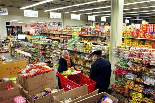 Alertă în magazine înainte de sărbători. Sute de kilograme de alimente, retrase de la vânzare